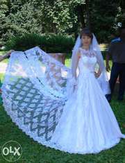 ВНИМАНИЕ!Продается шикарное свадебное платье со съемным шлейфом