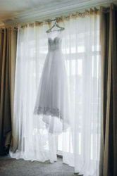 Кружевное белое свадебное платье со шлейфом торговой марки Dominiss, 