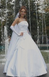 Продам СВАДЕБНОЕ ПЛАТЬЕ.Подъюбник мягкие кольца, перчатки в подарок.